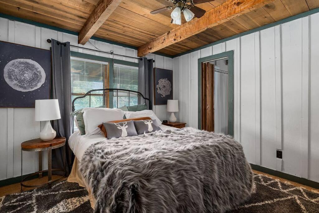 Rustic Cabin, Dock, Firepit, Kayaks & Games Winchester Bagian luar foto